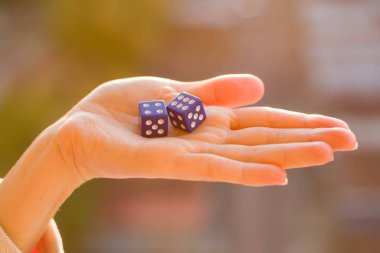 Zar 4 6 kadın elinde, gün batımı arka plan. Kumar aygıtları.