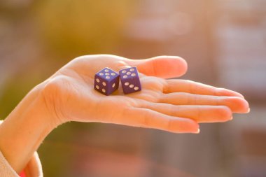 Zar 5 5 kadın elinde, gün batımı arka plan. Kumar aygıtları.