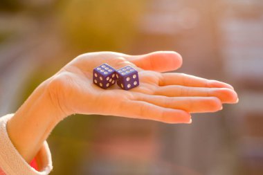 Zar 6 6 kadın elinde, gün batımı arka plan. Kumar aygıtları.