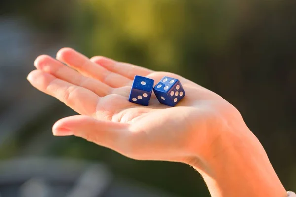 Ζάρια 1 4 στο γυναικείο χέρι, ηλιοβασίλεμα φόντο. Τυχερών παιχνιδιών συσκευές. — Φωτογραφία Αρχείου