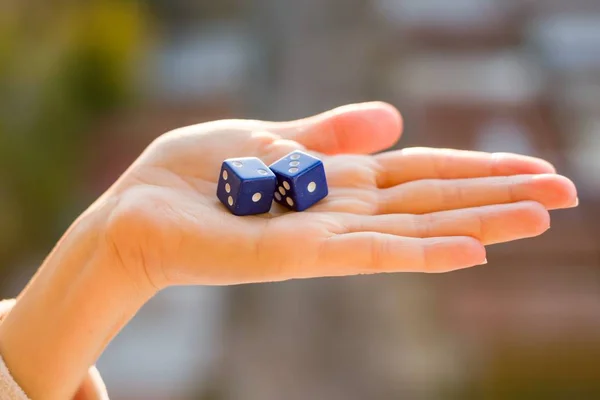 Kocka 2-3-a női kéz, naplemente háttér. Szerencsejáték eszközök. — Stock Fotó