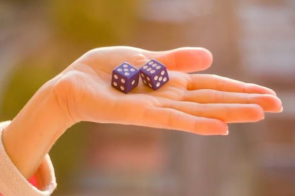 Kocka 5 6 a női kéz, naplemente háttér. Szerencsejáték eszközök. — Stock Fotó