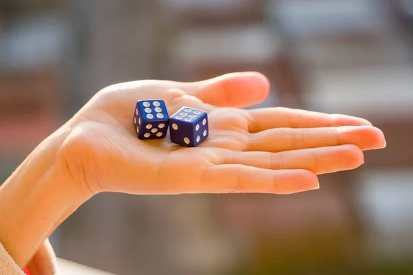 6 6 tärningar i den kvinnliga handen, sunset bakgrund. Gambling enheter. — Stockfoto