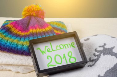 Hoşgeldiniz 2018. Noel giyim tarzı arka plan örme kazak, atkı, şapka, eldiven.