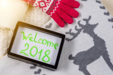 Hoşgeldiniz 2018. Noel giyim tarzı arka plan örme kazak, atkı, şapka, eldiven.