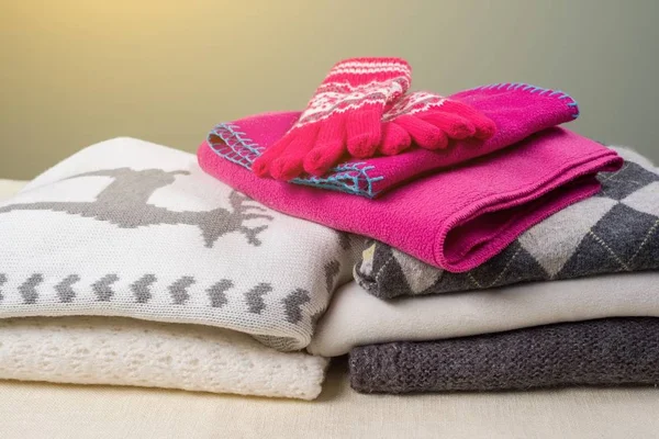 Winterzeit warme wollene Kleidung - Strickpullover, Schals, Handschuhe — Stockfoto