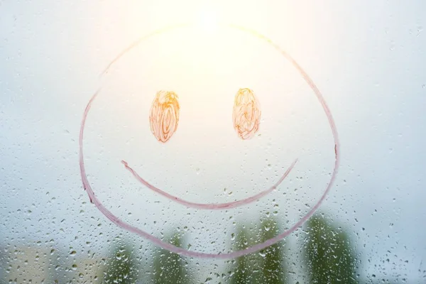 Sonriente divertido positivo en ventana lluviosa del otoño Imagen De Stock