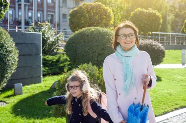 Anne ve kızı tutan eller, birlikte okula götürecek.