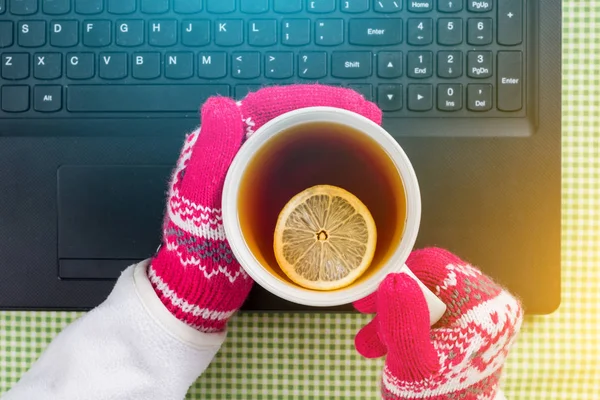 Fondo de invierno - foto, ordenador portátil, guantes, suéter, té caliente . — Foto de Stock