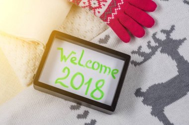Hoşgeldiniz 2018. Örme kazak, atkı, şapka, eldiven Noel giyim tarzı arka plan-.