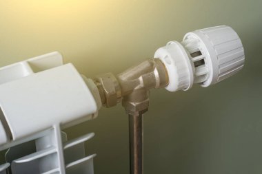 Radyatör, beyaz radyatör bir apartmanda Isıtma.