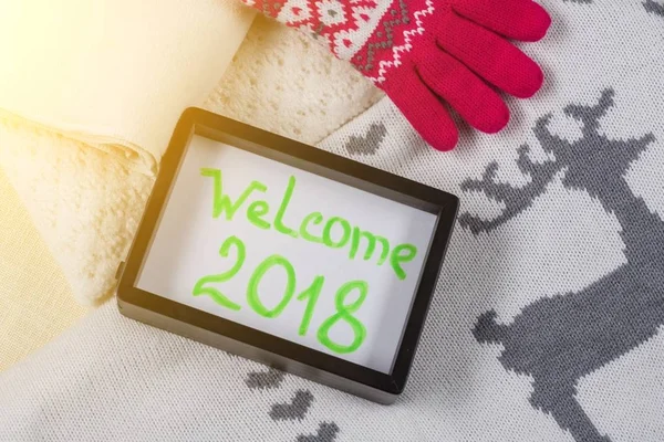 Hoşgeldiniz 2018. Örme kazak, atkı, şapka, eldiven Noel giyim tarzı arka plan-.