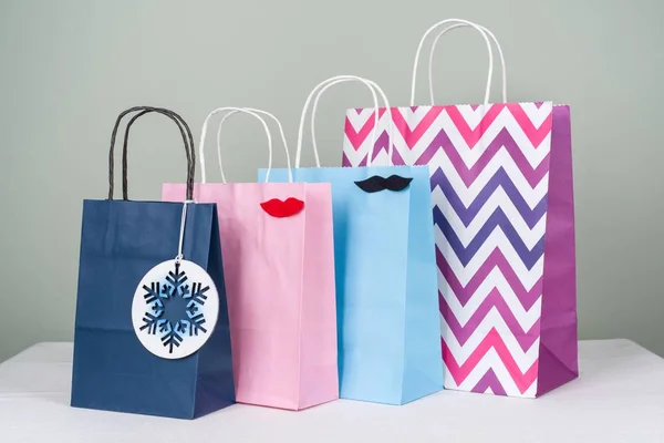 Slavnostní vánoční a novoroční nakupování pro celou rodinu. nákupní tašku a symbolické vločka. — Stock fotografie