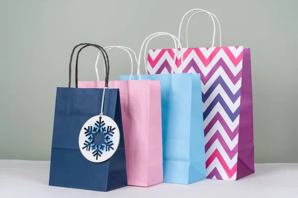 Navidad festiva y compras de Año Nuevo para toda la familia. bolsa de compras y un copo de nieve simbólico . — Foto de Stock