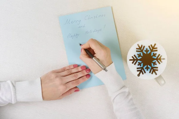 Karácsonyi levél - gratulálok. Csésze forró tea és egy szimbolikus hópehely — Stock Fotó