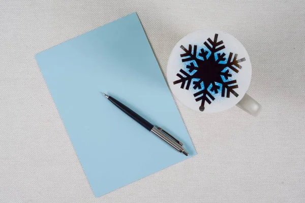 Συγχαρητήρια επιστολή Χριστούγεννα. Κύπελλο με ζεστό τσάι και μια συμβολική νιφάδα χιονιού — Φωτογραφία Αρχείου