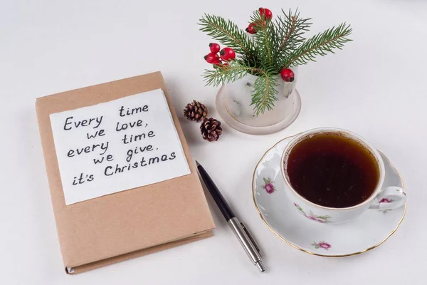Auguri di Buon Natale o auguri - testo scritto a mano con auguri su un tovagliolo - Ogni volta che amiamo, ogni volta che diamo, il suo Natale — Foto Stock