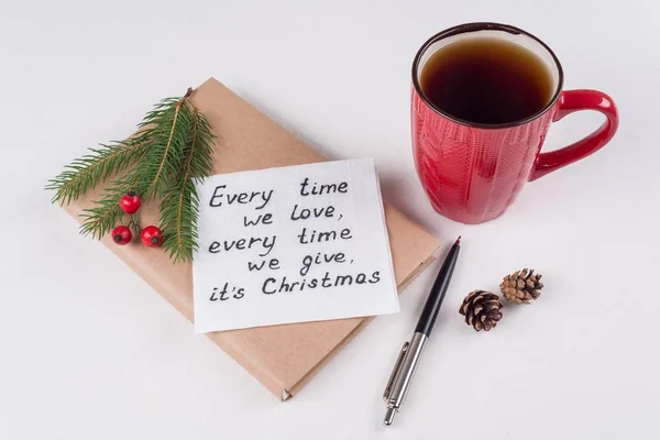 Vrolijke kerstgroet of wensen - handgeschreven tekst met wensen op een servet - elke keer dat we liefde, telkens wanneer wij, zijn Kerstmis — Stockfoto