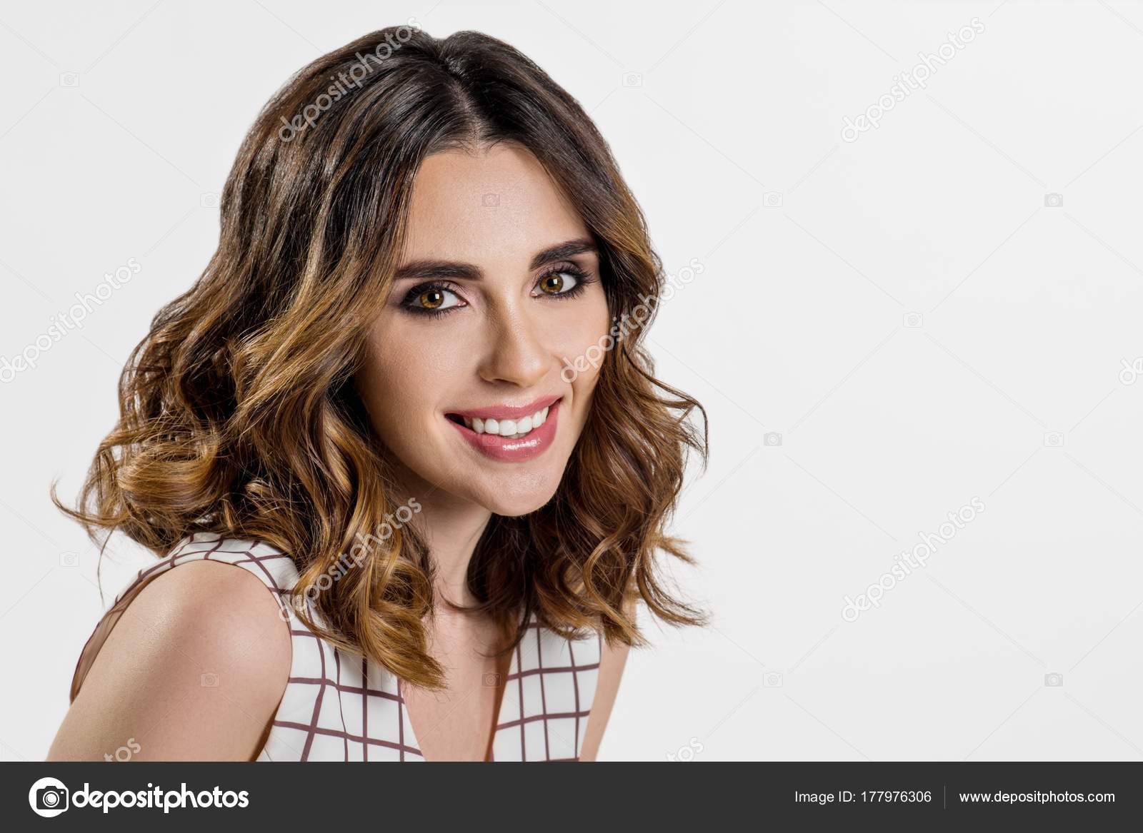 Donna Castana Capelli Lunghi Scuri Capelli Ricci Moda Ragazza Con