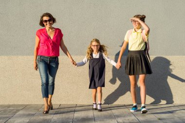 Mutlu aile - anne ve kızı git okula başlangıç çalışma