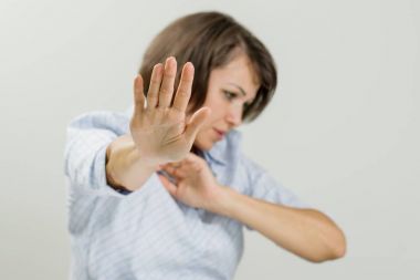 Dur işareti gösterilen orta yetişkin duygusal kadın. İçki yasağı sembolü
