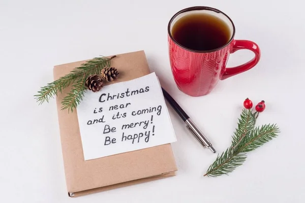 Vrolijke kerstgroet of wensen - handgeschreven tekst met wensen op een servet - Kerstmis is in de buurt en zijn komst vrolijk gelukkig — Stockfoto