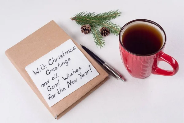 Vrolijke kerstgroet of wensen - handgeschreven tekst met wensen op een servet - met kerstgroet en alle beste wensen voor het nieuwe jaar — Stockfoto