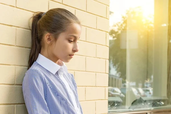 Triste e stanca ragazza carina. Sfondo urbano — Foto Stock