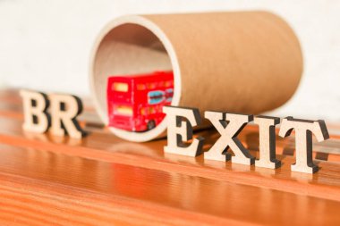 Avrupa Birliği, Brexit sözcük soyut vintage harfler, arka plan Çift katlı otobüs oyuncak model, tünel içinde İngiltere çıkış