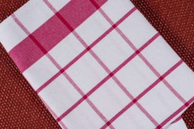 Ürün için arka plan. Ekose desenli masa örtüsü kırmızı ve beyaz kafese dokulu yüzeyi, yukarıdan görüntülemek.