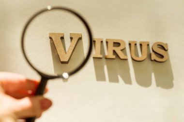 Büyüteç kelime virüs ile beyaz bir arka plan üzerinde