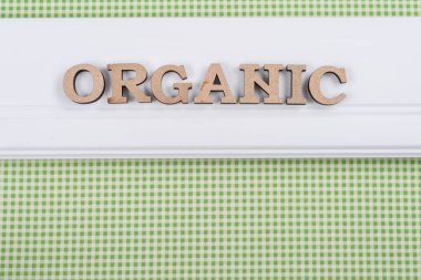 Kelime soyut ahşap harfleri ile organik. Arka plan beyaz Masası yeşil doku, kopya alanı