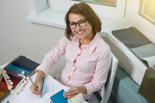 Designer de interiores - desenha na mesa no escritório com lápis — Fotografia de Stock