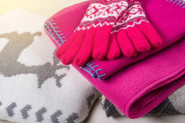 Winterzeit - warme wollene Winterkleidung - Strickpullover, Schals, Handschuhe — Stockfoto