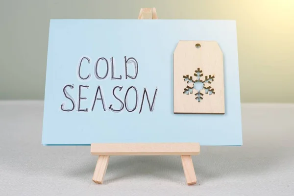 Stagione fredda testo su cartolina con fiocco di neve simbolico . — Foto Stock