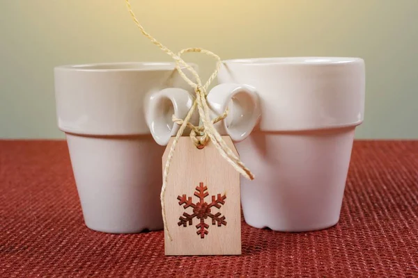 Un paio di tazze di tè con un limone sul tavolo, un fiocco di neve simbolo invernale. Vacanze, Natale, inverno, cibo e bevande concetto . — Foto Stock