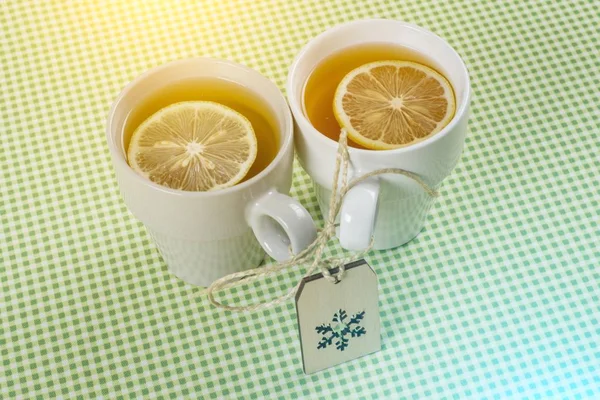 Пару чашек чая с лимоном на столе, зимний символ-снежинка. Праздники, праздники, зима, еда и напитки . — стоковое фото
