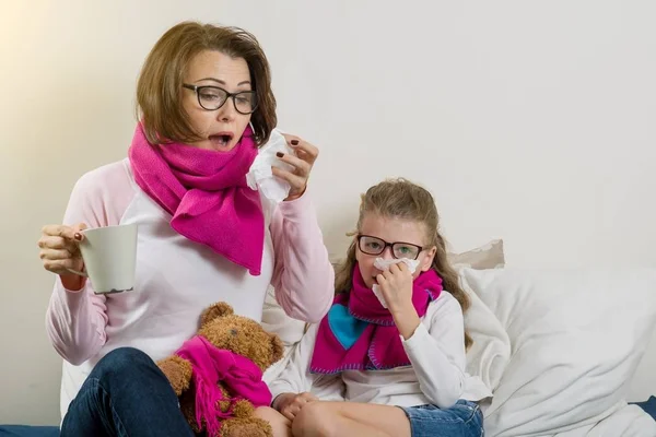 Chřipková sezóna, nemocná matka a dítě doma. — Stock fotografie