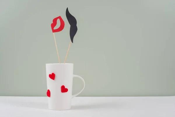 Fondo romántico del día de San Valentín. Copa con corazones, pareja - bigote negro de papel y labios rojos — Foto de Stock