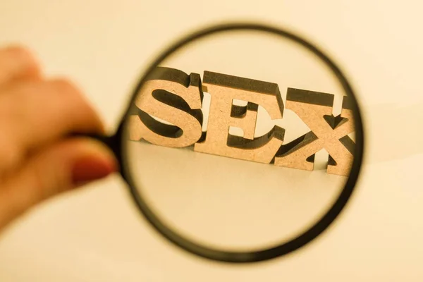 Lupa sobre fondo blanco con la palabra SEX — Foto de Stock