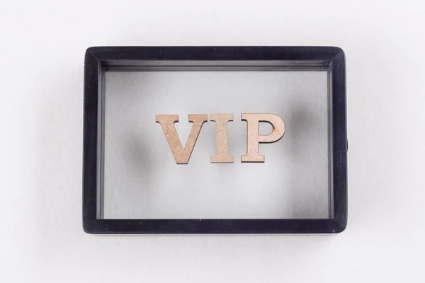Vip ist in abstrakten Buchstaben in einem schwarzen Rahmen geschrieben. weißer Hintergrund — Stockfoto