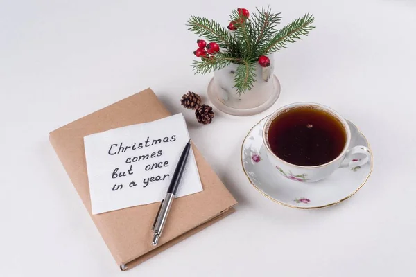 Vrolijke kerstgroet of wensen - handgeschreven tekst met wensen op een servet - Kerstmis komt maar een keer in een jaar — Stockfoto