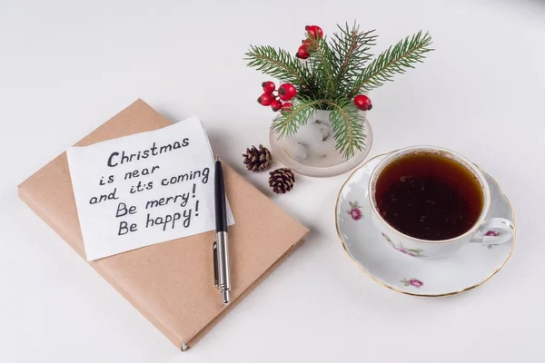 Vrolijke kerstgroet of wensen - handgeschreven tekst met wensen op een servet - Kerstmis is in de buurt en zijn komst vrolijk gelukkig — Stockfoto