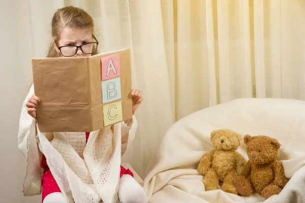 Menina criança jogando professor da escola com ursinhos de pelúcia em casa . — Fotografia de Stock