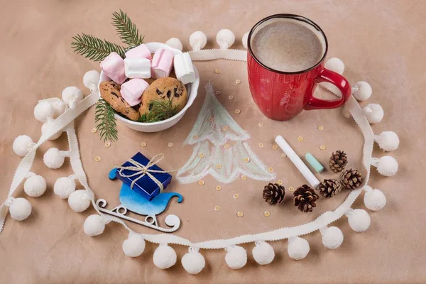 Kerst vakantie achtergrond met de doos van de gift op de slee, koffiekopje, koekjes, kegels, marshmallow, kerstboom. — Stockfoto