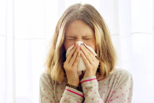 Malade adolescent fille avec mouchoir à la maison — Photo