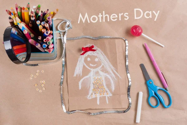 아이 어머니의 그림의. 어머니의 날입니다. Kraft 종이, 색연필의 배경, 막대기에 사탕. — 스톡 사진
