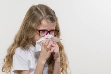 Sevimli genç kız çocuk bir doku üfleme hapşırma gözlük