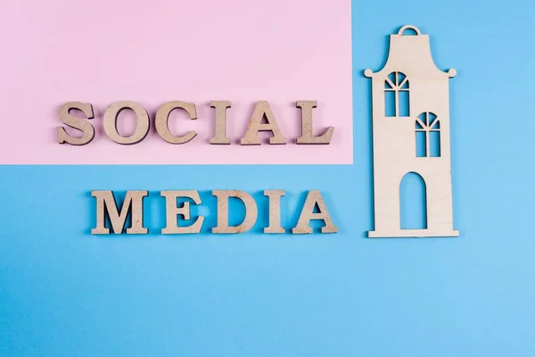 Tekst sociale media abstract houten letters. Blauwe achtergrond. Mensen van aansluitende en delen sociale media — Stockfoto