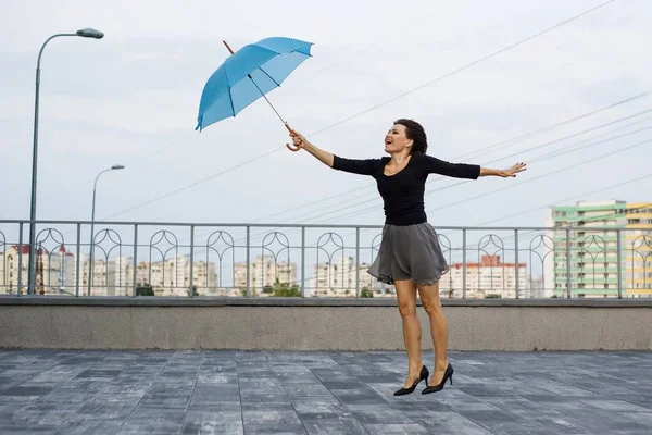 Het meisje is vliegen met een paraplu — Stockfoto
